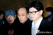 「M포토」 한동훈, “대통령 탈당, 계속 의견 들어보기로”