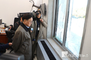 「M포토」 우원식 “어떻게, 군인들이 와서 국회 문을 부수나?”