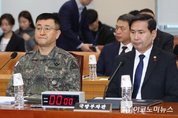 「M포토」 박안수 육군참모총장-김선호 국방부 차관 국방위 출석