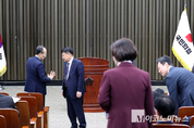 「M포토」 추경호, 비공개 의원총회에서 정점식 의원과 대화