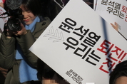 [M포토] 윤석열 탄핵안 가결을 촉구하는 시민들