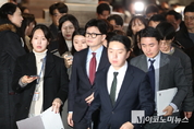 「M포토」 한동훈, 취재진에 둘러싸여 의총 참석
