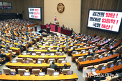 「M포토」 서영교 “김건희 방탄·명태균 입틀막·국회 해산” ‘비상계엄 선포’ 비판