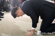 「M포토」 김태호, 비상계엄 선포 대해 무릎 꿇어 사과