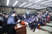 「M포토」 ‘尹 담화’에 쑥대밭 된 국힘 원내대표 선출 의총