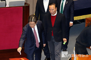 「M포토」‘법무장관·경찰청장’ 탄핵안 투표하는 권성동