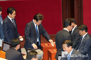「M포토」 ‘법무장관·경찰청장’ 탄핵안 투표하는 이재명