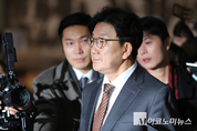 「M포토」 권성동, 의원총회 참석