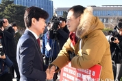 「M포토」 尹 탄핵 찬성, 김상욱 의원 자당 의원들의 격려 받아