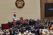 [M포토]'韓대행 과반 찬성 탄핵 결의안'에 항의하는 국힘 의원들