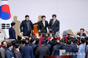 「M포토」 국회 의장석에 올라온 여야 원내대표