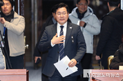 「M포토」 비상 의원총회 참석하는 박찬대