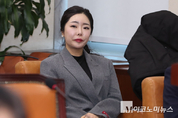 「M포토」 무속인 ‘비단 아씨’, 국회 국조특위에 모습 드러내다