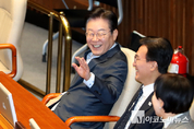 「M포토」 이재명, ‘야당 탓’하는 연설에 미소