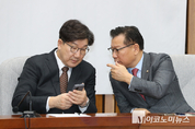 「M포토」 귀엣말 나누는 권성동·이양수