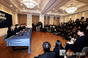 「M포토」 야5당 원탁회의 출범...범야권 연대 본격 시동에 취재진 대거 몰려