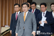 「M포토」 원내대책회의 참석하는 권성동