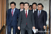 「M포토」 원내대책회의 참석하는 권성동