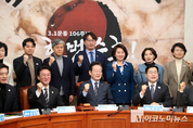 「M포토」 대형 태극기 앞에서 기념 촬영하는 민주당