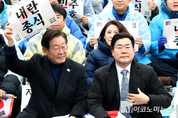 「M포토」 “내란종식” 피켓든 이재명 대표