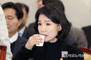 「M포토」 과방위 출석해 물 마시는 이진숙 방통위원장