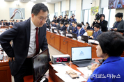 「M포토」 과방위서 이야기 나누는 최민희 위원장과 최형두 여당 간사