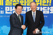 「M포토」 류진 한경협 회장과 악수하는 이재명 대표