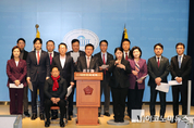 「M포토」 국힘 부산 의원들, 부산 간 이재명 향해 “왜 이제야?”
