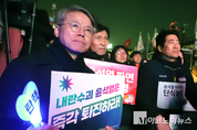 「M포토」 응원봉과 피켓으로 무장한 민형배