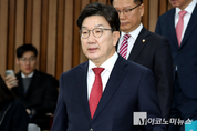 「M포토」 원내대책회의 참석하는 권성동