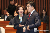 「M포토」 의원들과 이야기 나누는 권성동