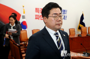 「M포토」 정책조정회의 마치고 퇴장하는 박찬대