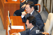 「M포토」 김민석 의원 이야기 나누는 이재명 대표