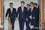 「M포토」 원내대책회의 참석하는 권성동
