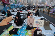 「M포토」 尹 탄핵 선고 D-day...헌재 부근에서 밤샌 시민들