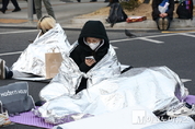 「M포토」 尹 탄핵 선고 D-day...선고 기다리며 밤샌 시민