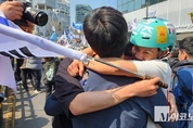 [M포토] 윤 대통령 탄핵 소식에 기뻐하는 시민들