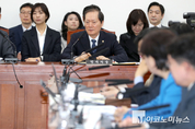 「M포토」 질의에 답하는 이완규 법제처장