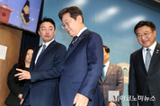 「M포토」 비전발표 기자회견 마치고 퇴장하는 이재명 예비후보