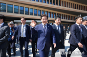 「M포토」 비전발표 기자회견 마치고 소통관 나서는 이재명