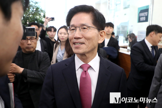 국힘 대선후보 8인 ‘내란 동조세력과 관망자’사이