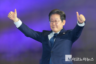「M포토」 수락 연설 후 포즈 취하는 이재명