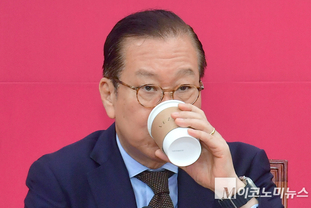 「M포토」 커피잔 들고 있는 권영세