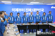 「M포토」 야4당 대표, 민주당 선거운동복으로 갈아입고 "화이팅"