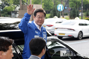 「M포토」 손 흔들어 인사하는 이재명