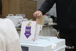 「M포토」 사전투표 2일 차...소중한 한 표 행사