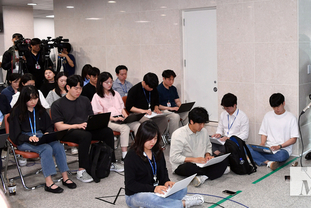 「M포토」 기자회견 후 벡브리핑하는 이준석