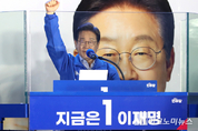 「M포토」 유권자 향해 손 들어 보이는 이재명