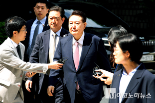 「M포토」 대선 후 첫 포토라인 선 尹 ‘묵묵부답’