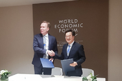 김동연, 세계경제포럼과 4차산업혁명센터 설립 위한 업무협약 체결